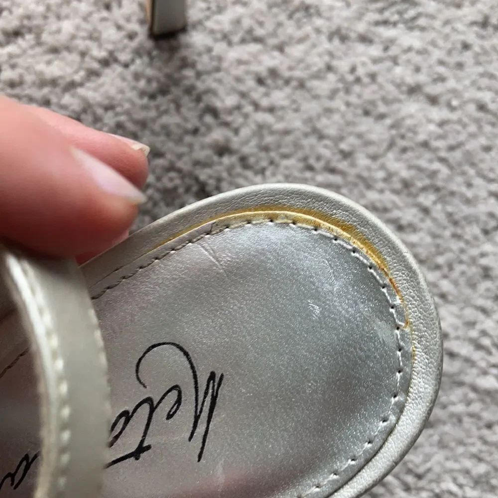 Silver heels  - Picture 3 of 9